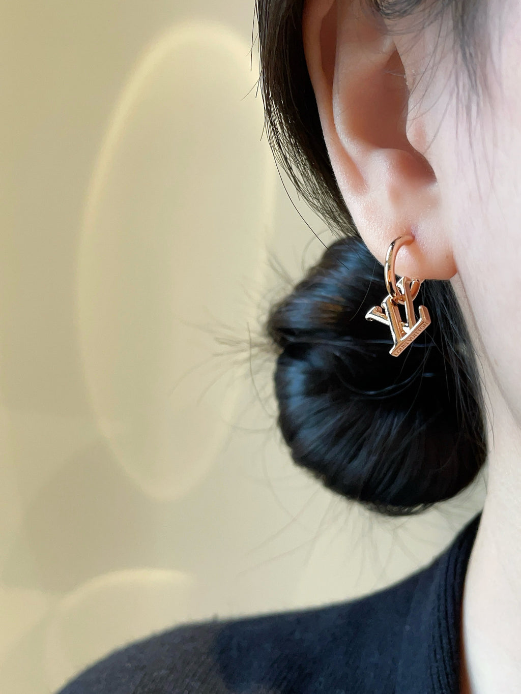 Louis Vuitton White Flower Earrings - album image 3