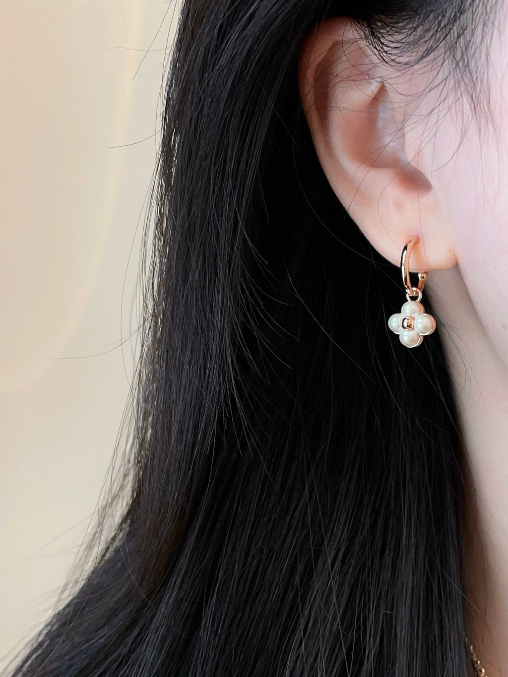 Louis Vuitton White Flower Earrings - album image 2