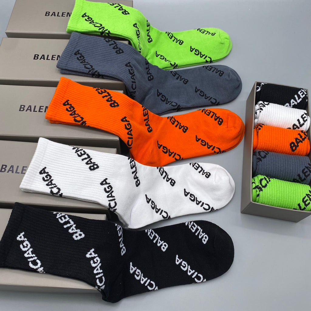 Balenciaga diagonal lettering crew socks - view 1