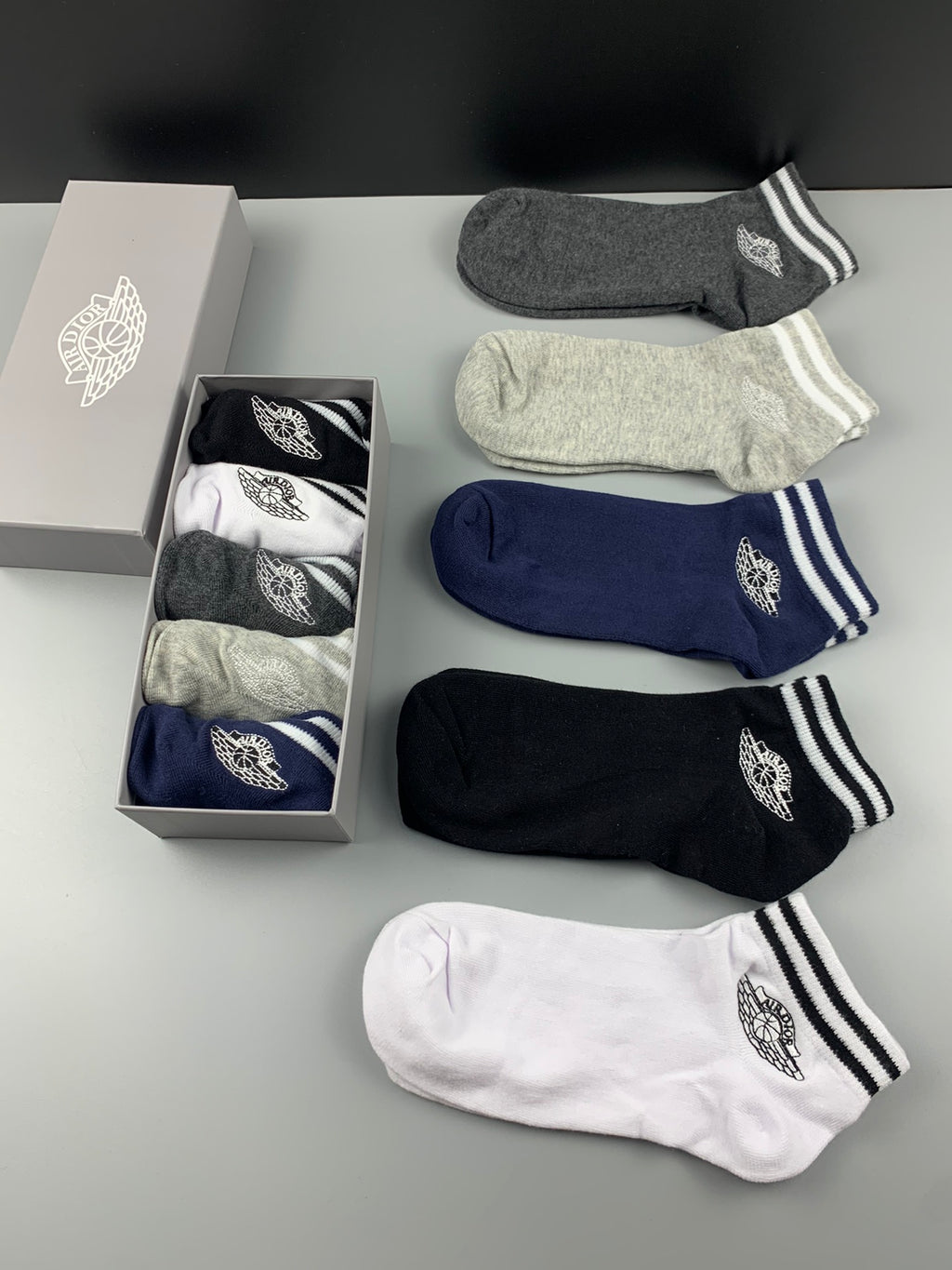 Jordan wing emblem stripes ankle socks - view 9