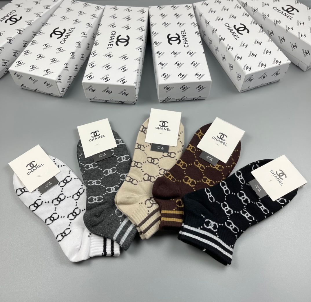 Chanel repeated diamond emblem ankle socks - view 6
