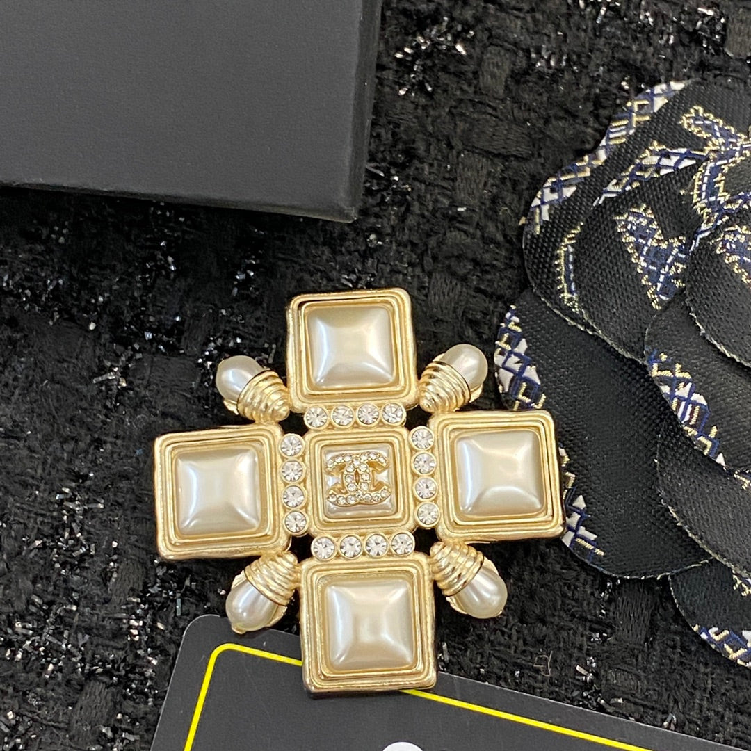 Chanel Enamel Pearl Brooch - album image 8