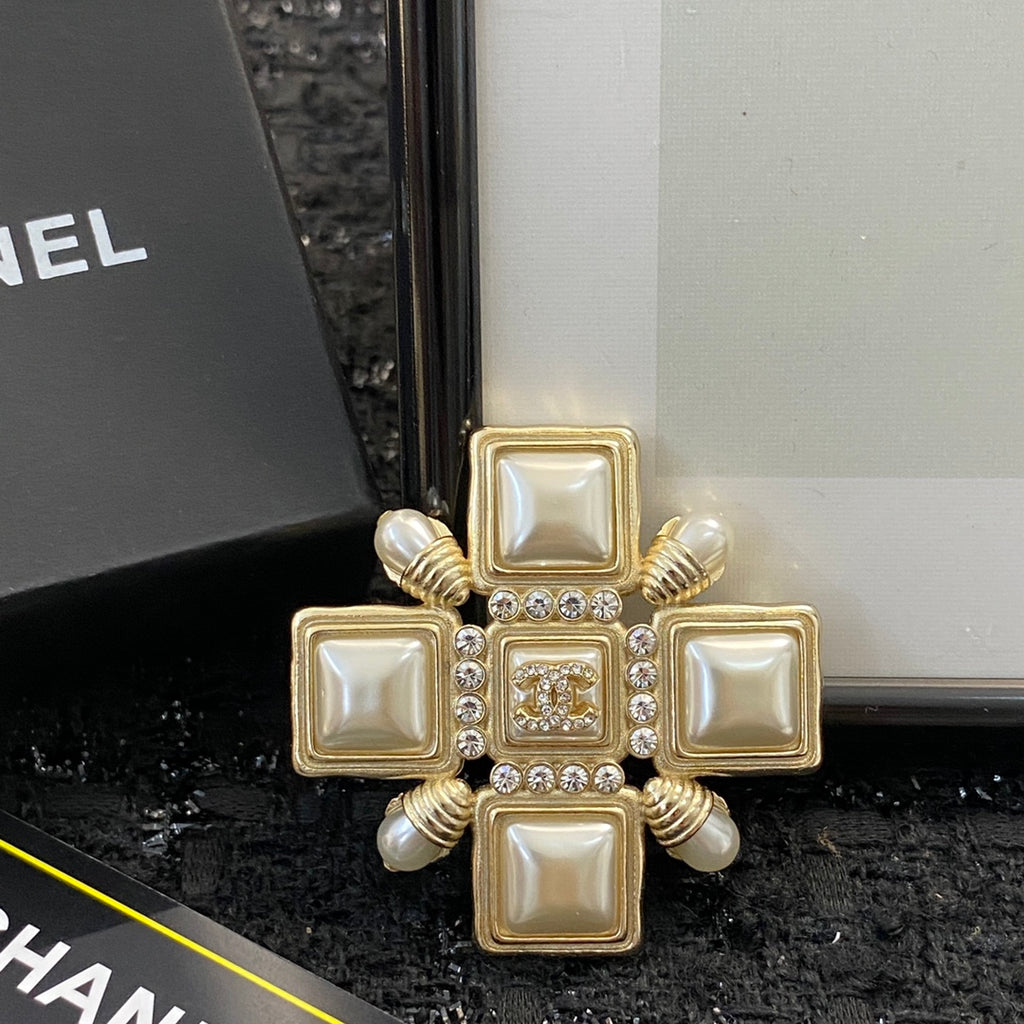Chanel Enamel Pearl Brooch - album image 3