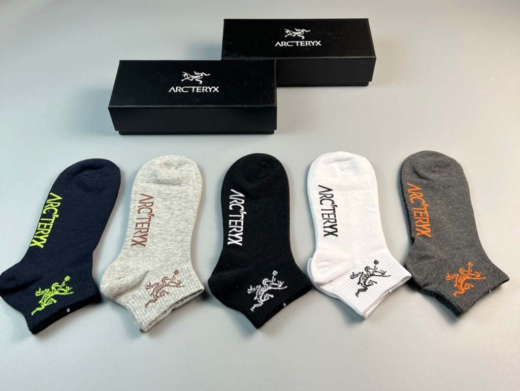Arcteryx contrast lettering bird graphic ankle socks - view 1