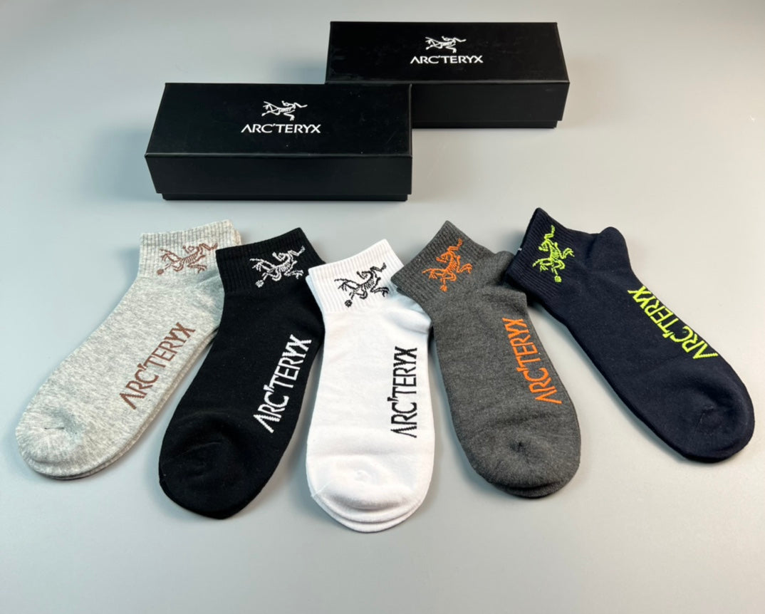 Arcteryx contrast lettering bird graphic ankle socks - view 13