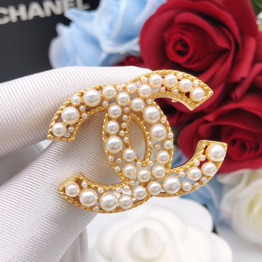 Chanel Interlocking C Pearl Brooch - album image 4