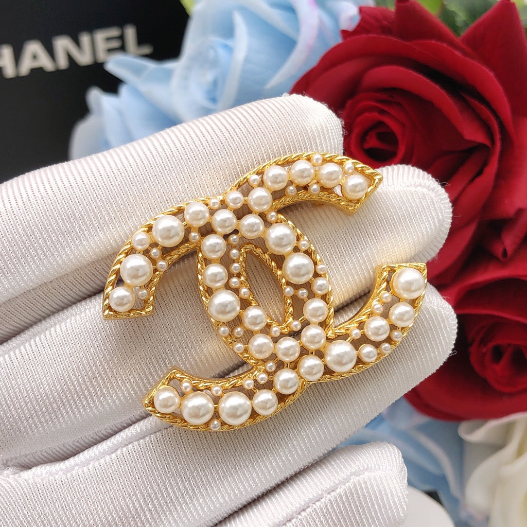 Chanel Interlocking C Pearl Brooch - album image 5