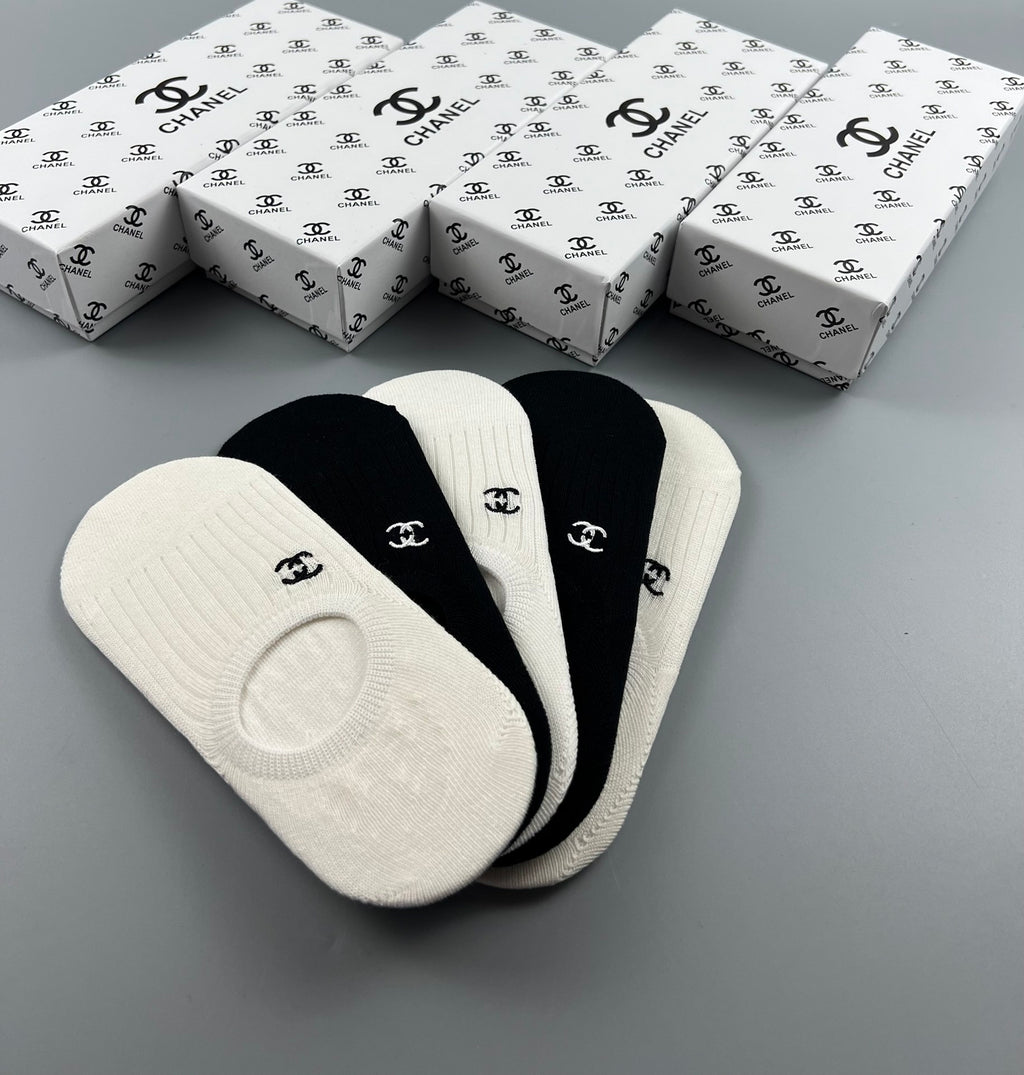 Chanel low cut ribbed small emblem ankle socks - view 2