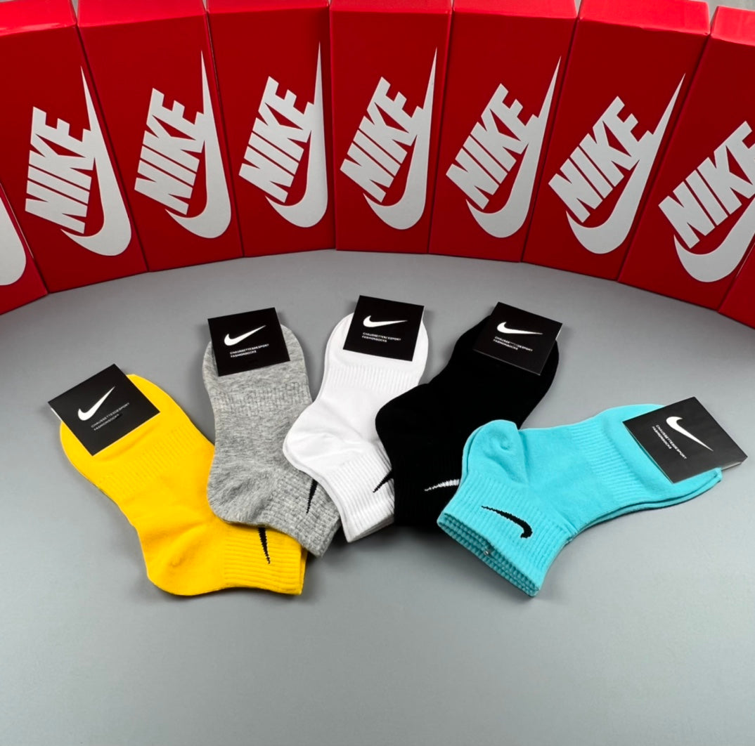 Nike bright plain swoosh ankle socks, image 3