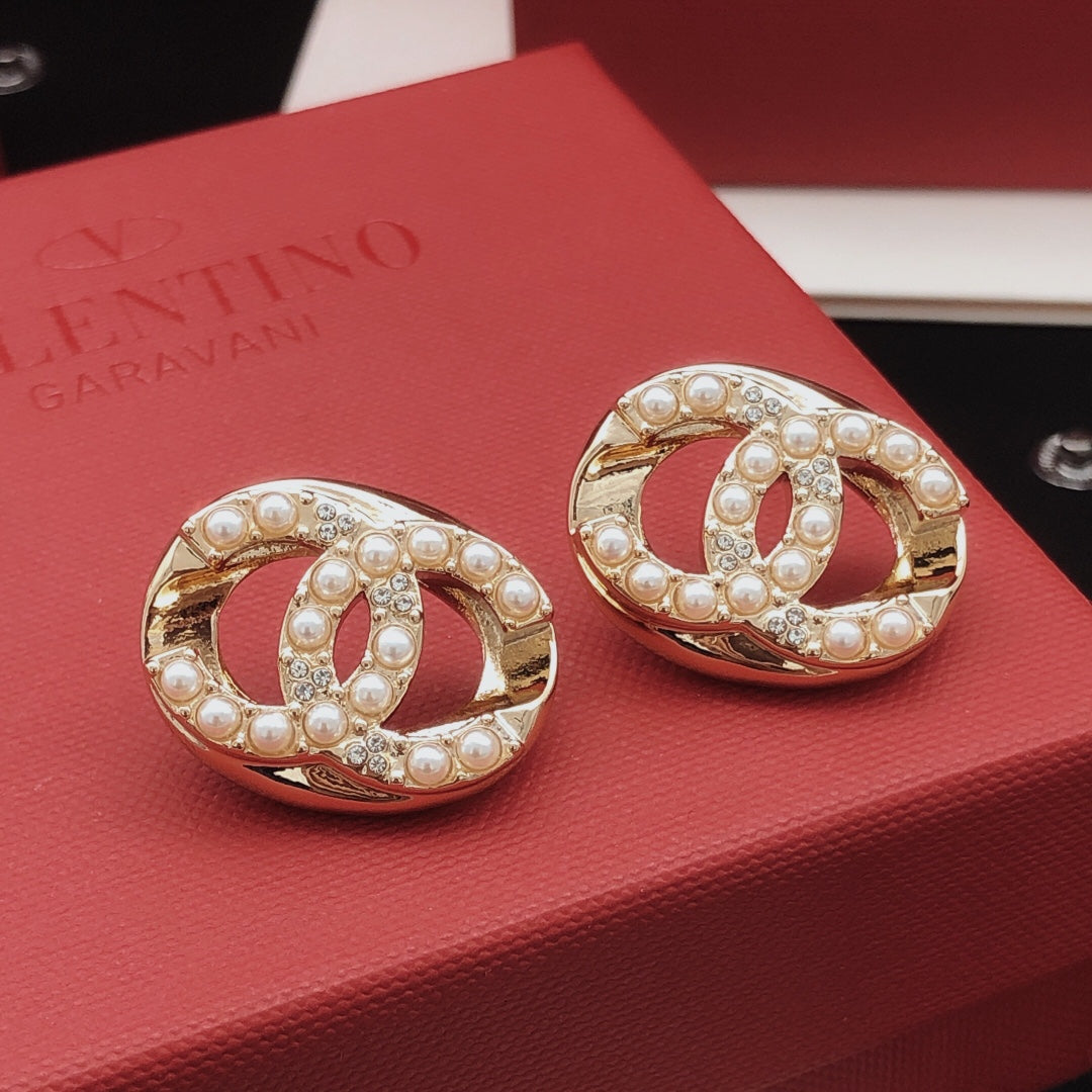 Chanel Pearl Circular Earrings - album image 4