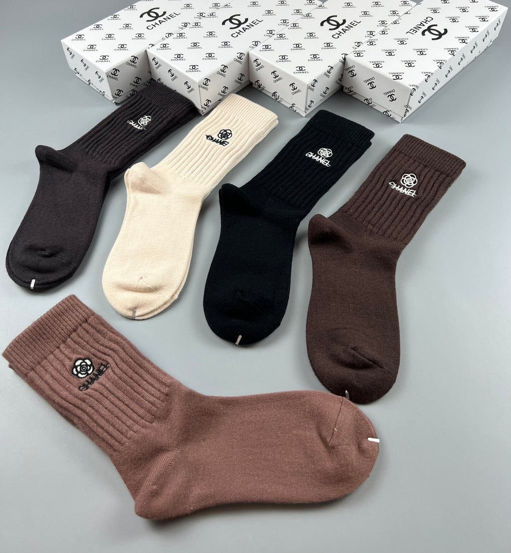 Chanel ribbed neutral small crest crew socks - view 7