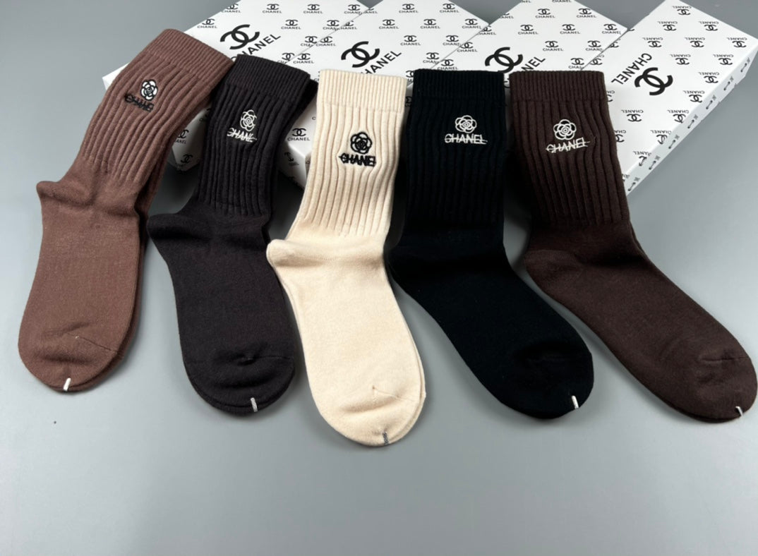Chanel ribbed neutral small crest crew socks - view 5
