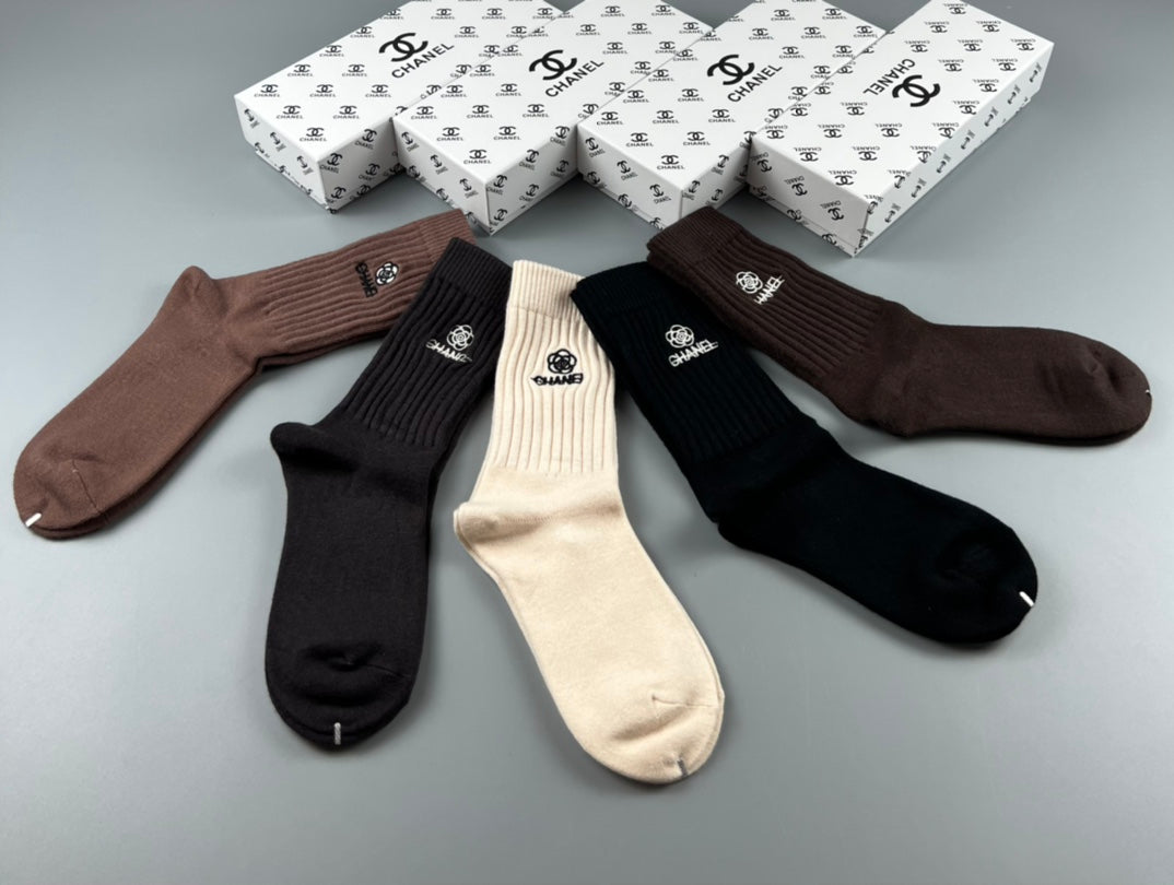 Chanel ribbed neutral small crest crew socks - view 4