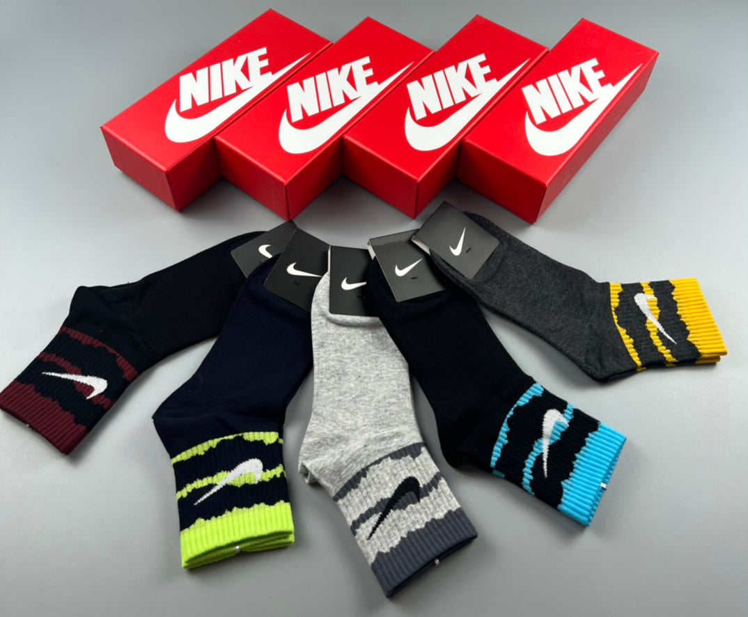 Nike bright wavy stripe socks, image 3