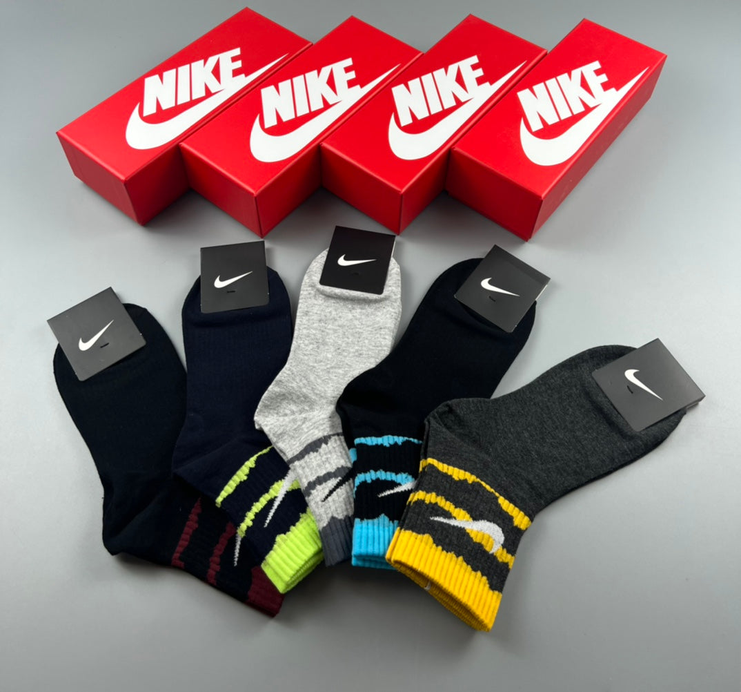 Nike bright wavy stripe socks, image 4