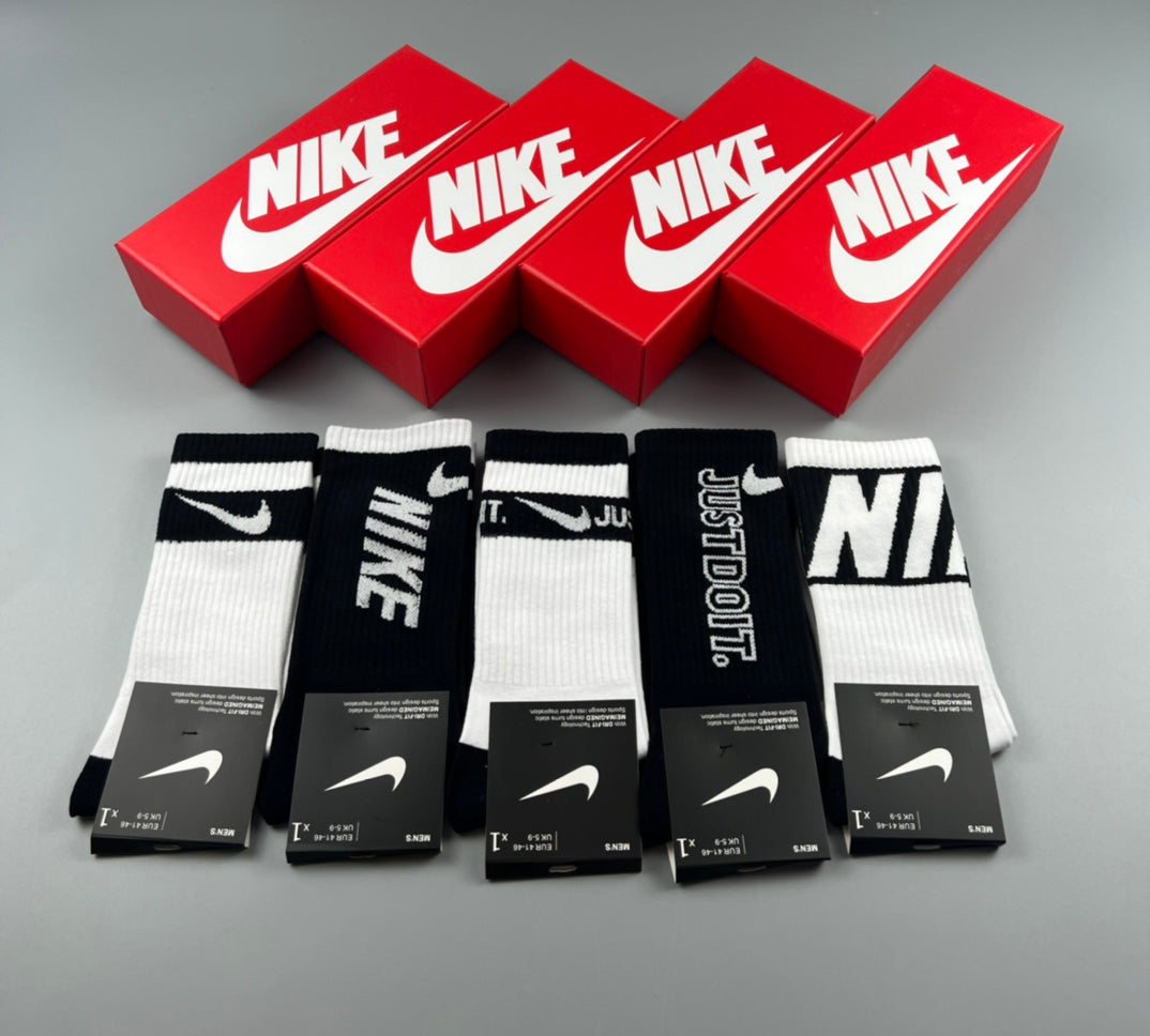 Nike bold monochrome type socks, image 2