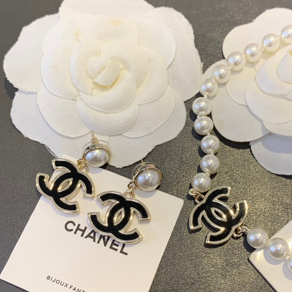 Chanel Interlocking C Black Circular Earrings - album image 4