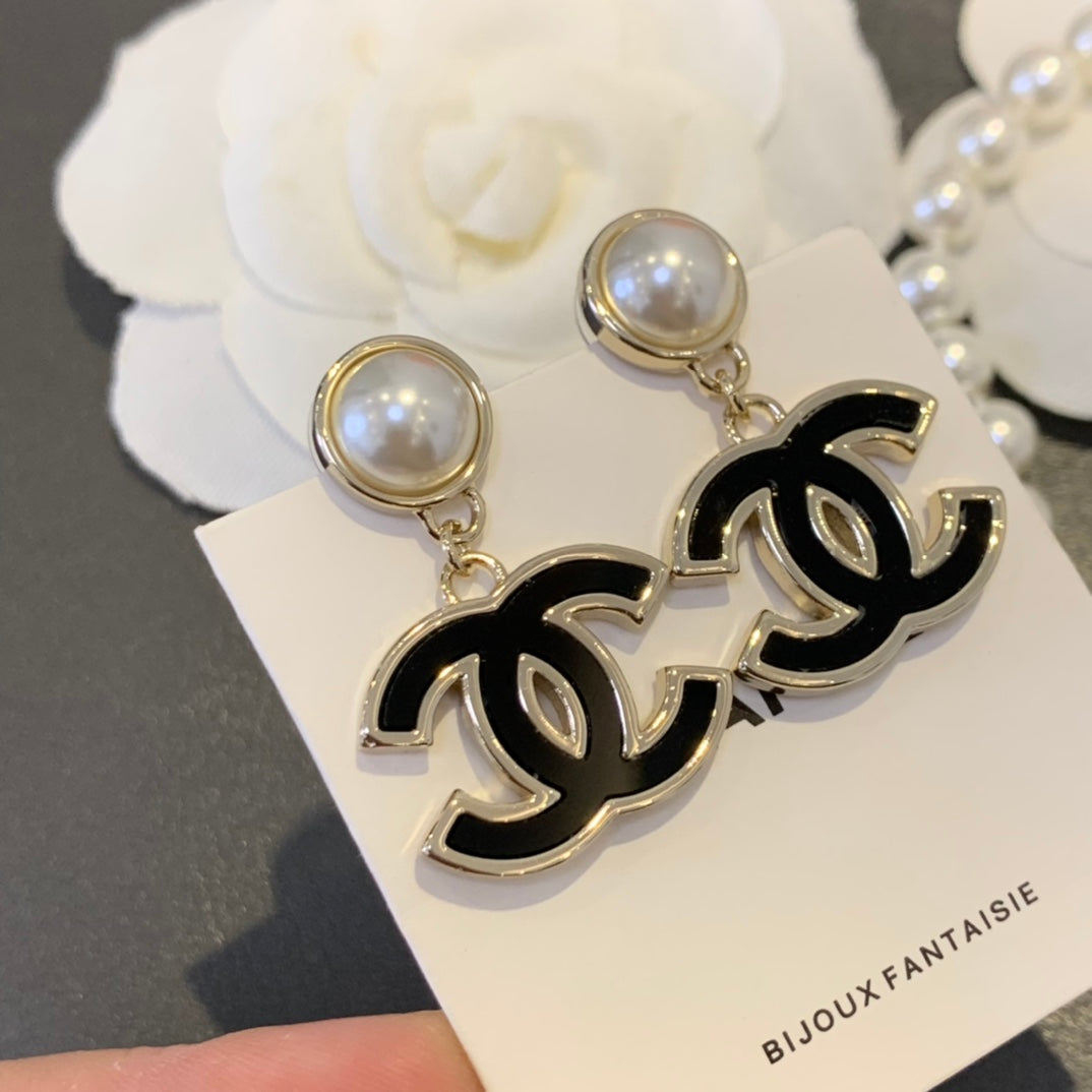 Chanel Interlocking C Black Circular Earrings - album image 3
