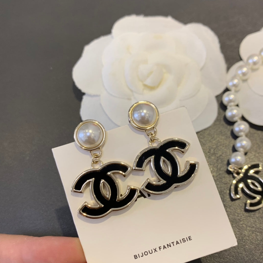 Chanel Interlocking C Black Circular Earrings - album image 2