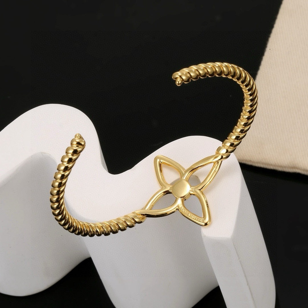 Louis Vuitton Clover Openwork Open Bangle - album image 6