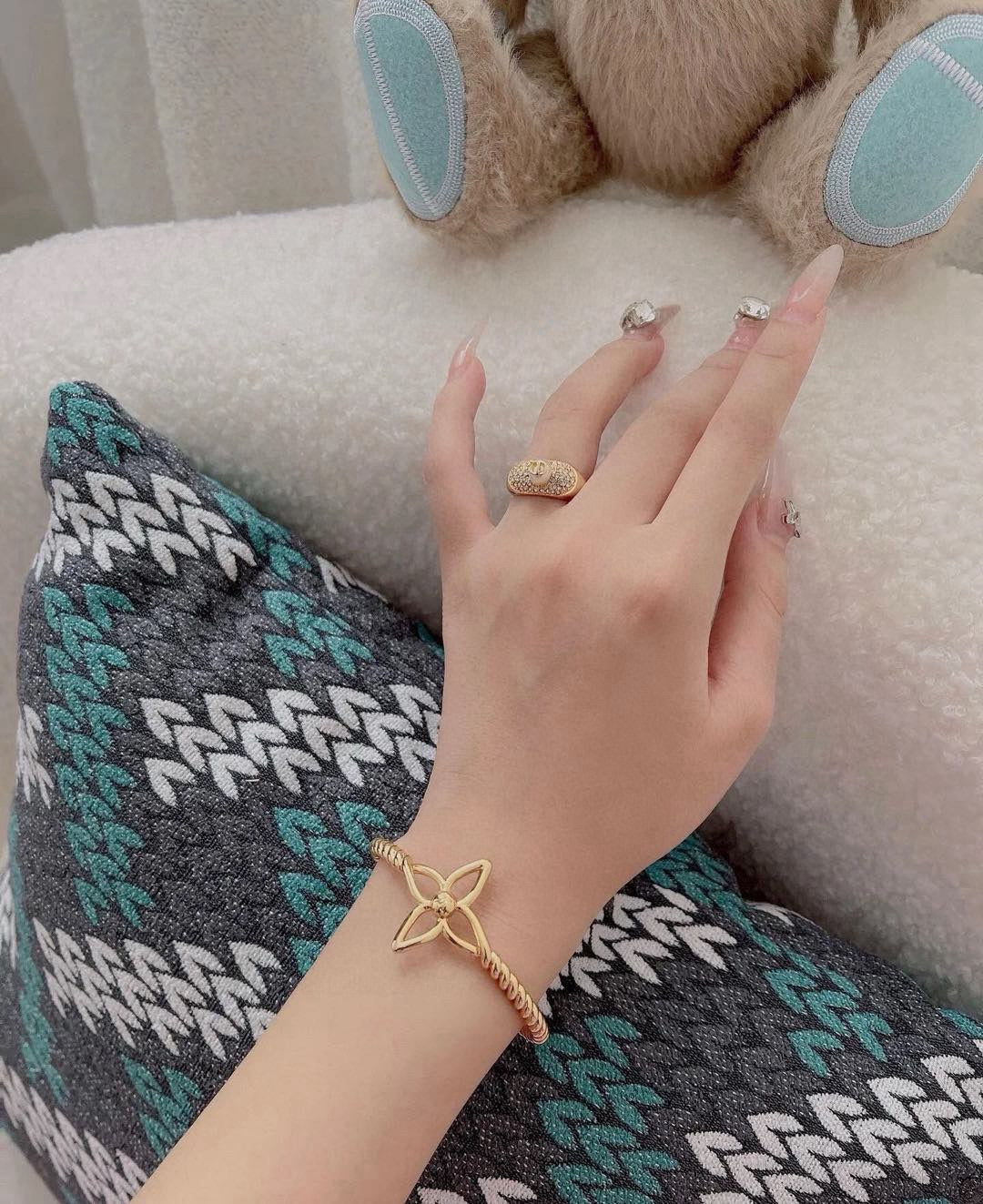 Louis Vuitton Clover Openwork Open Bangle - album image 8