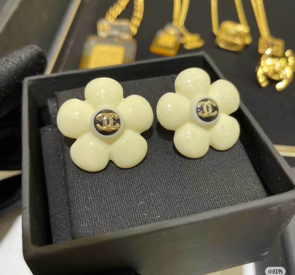 Chanel Camellia White Earrings - album image 5