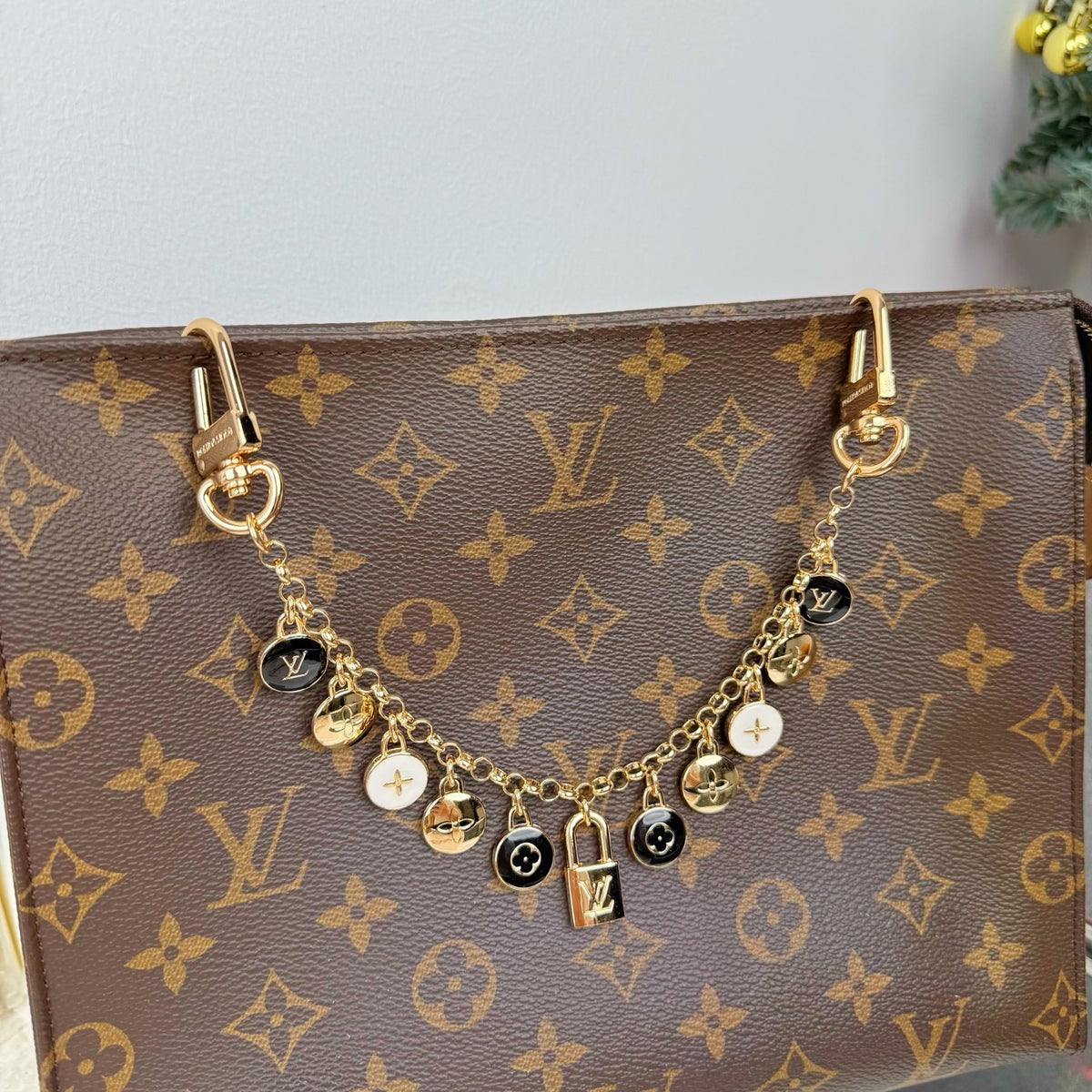 Louis Vuitton Spring Street Flower Monogram LV Letter Keychain - album image 4