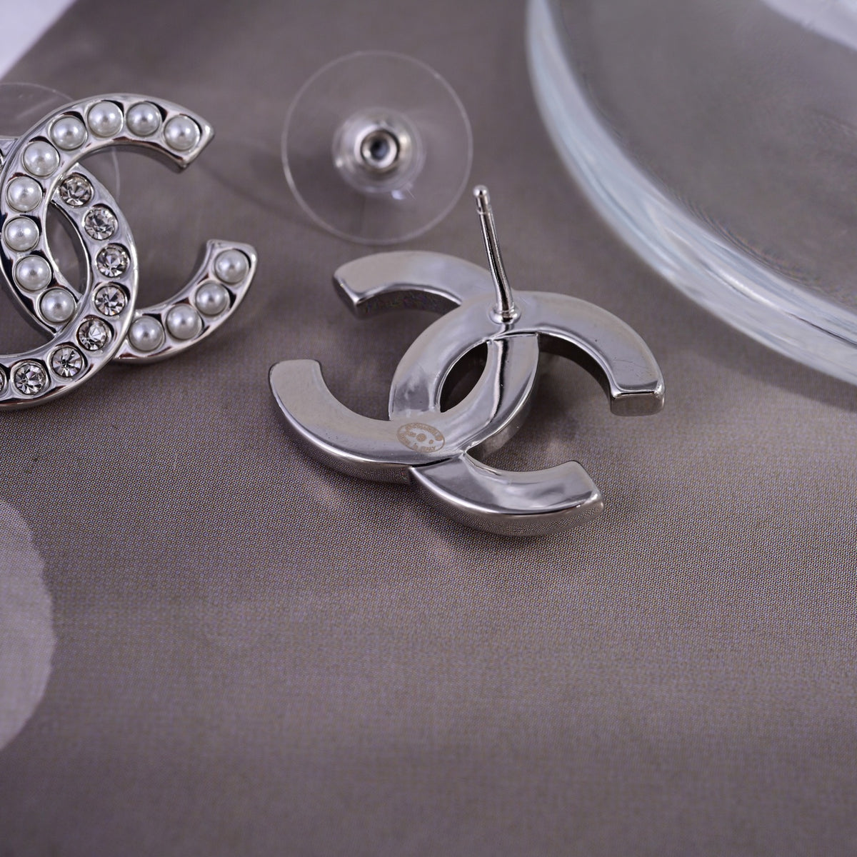 Chanel Pearl Outline CC Brooch - album image 3