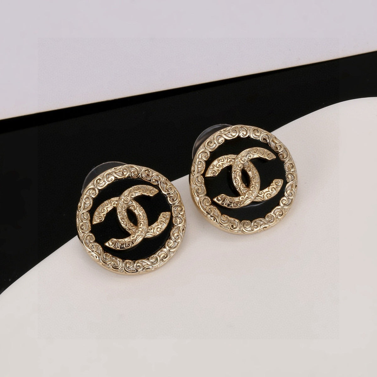 Chanel Interlocking C Black Circular Earrings - album image 5
