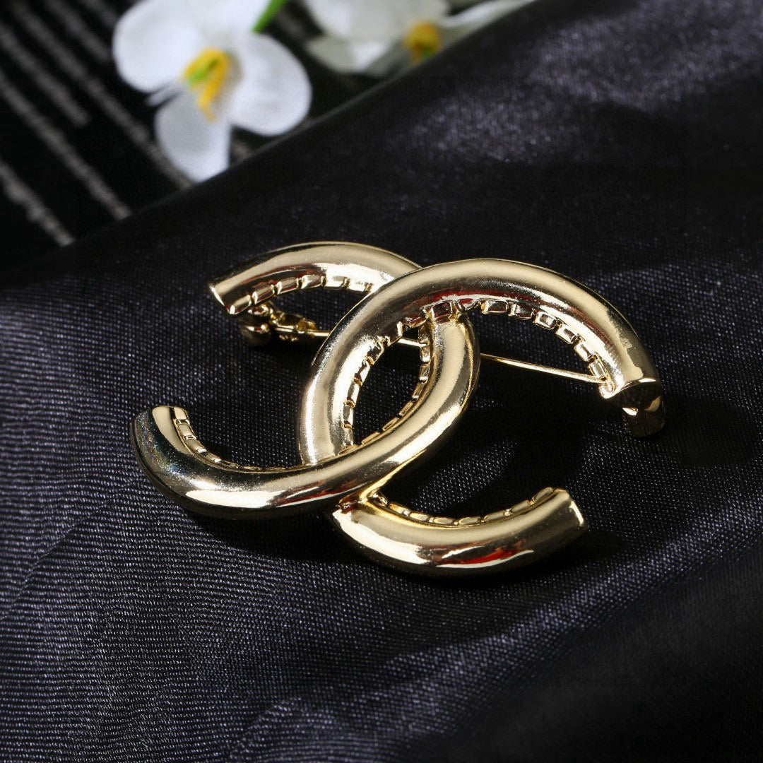 Chanel Gold-Tone Sculptural CC Brooch - album image 6