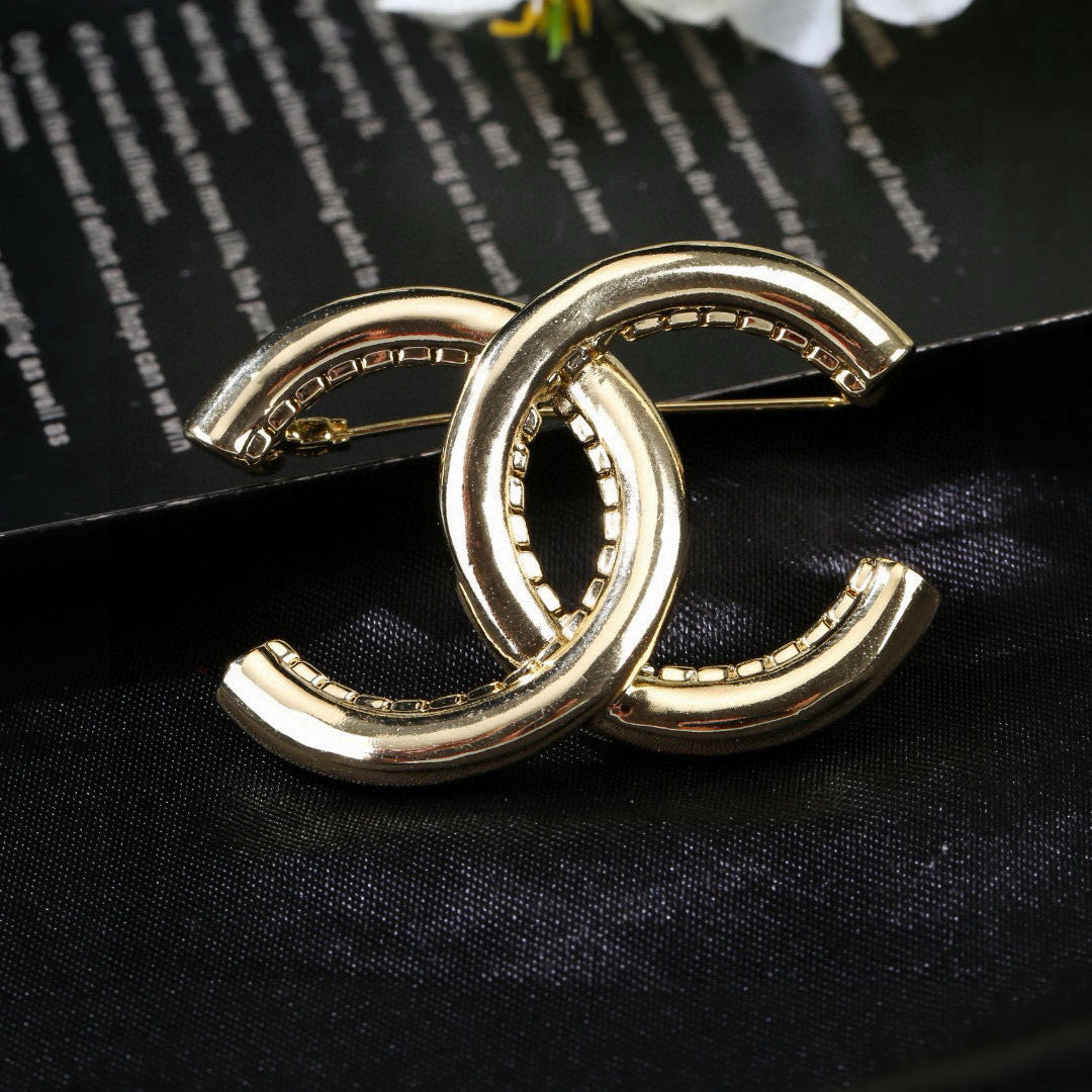 Chanel Gold-Tone Sculptural CC Brooch - album image 5