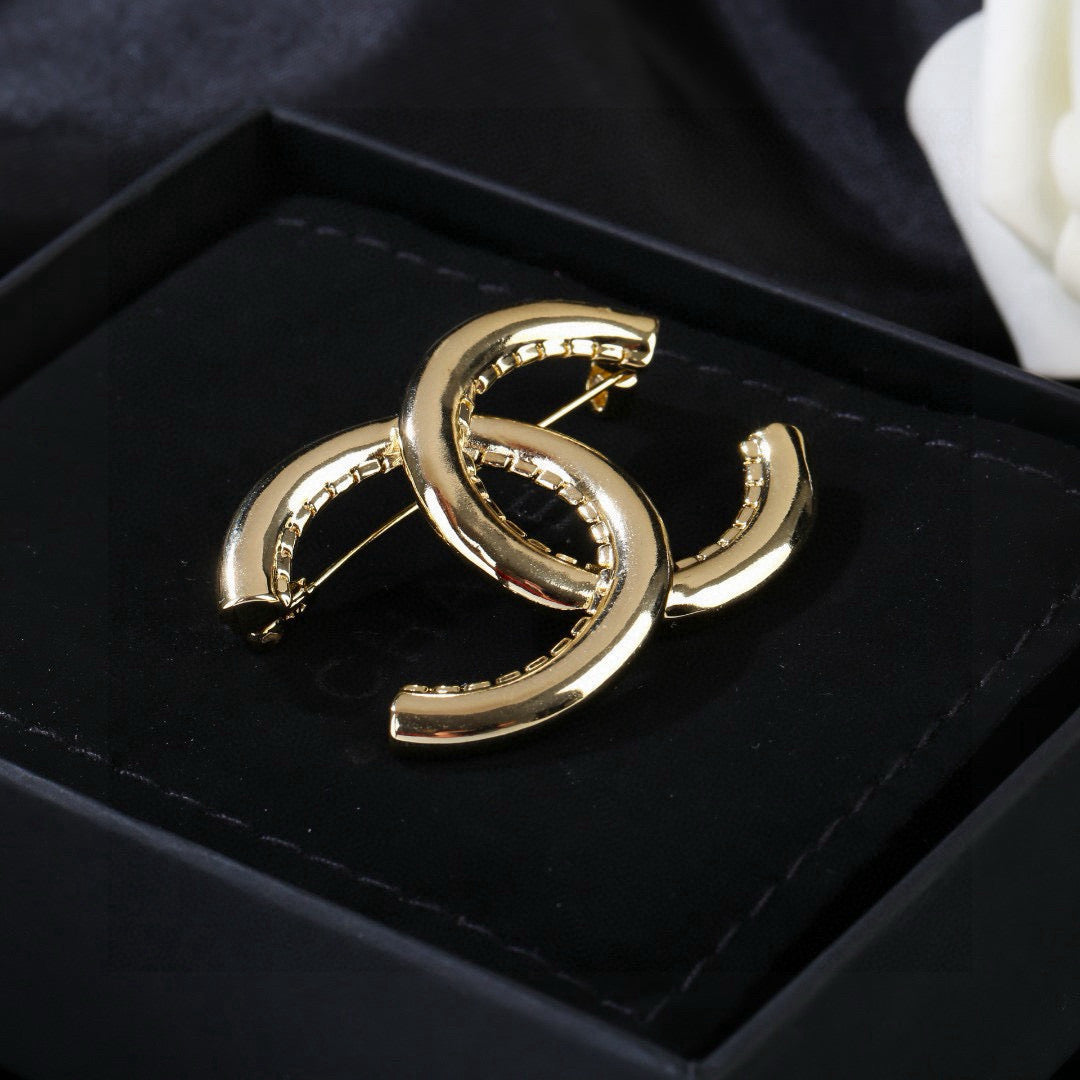Chanel Gold-Tone Sculptural CC Brooch - album image 4