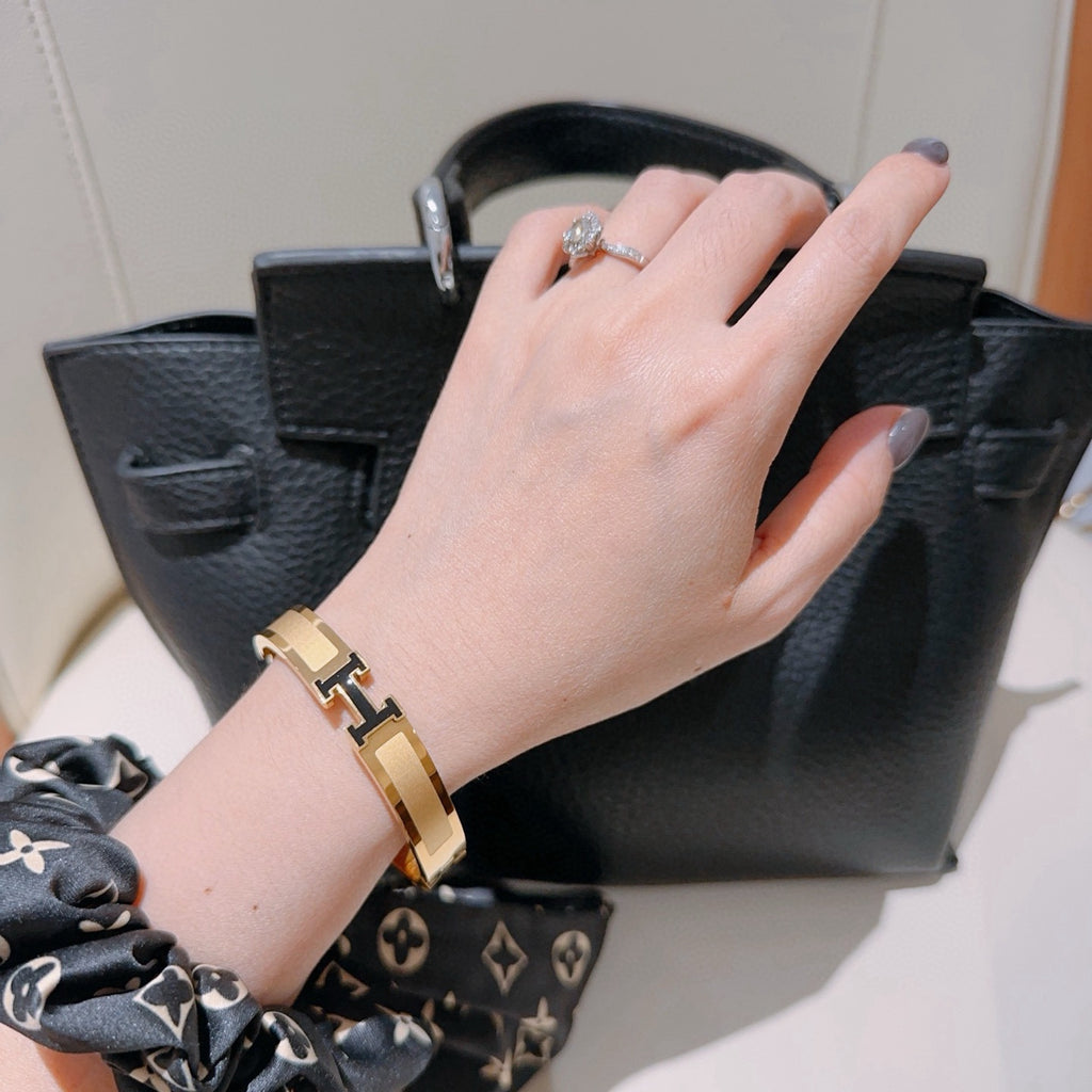 Hermès White Leather Gold-Tone H Bracelet - album image 3