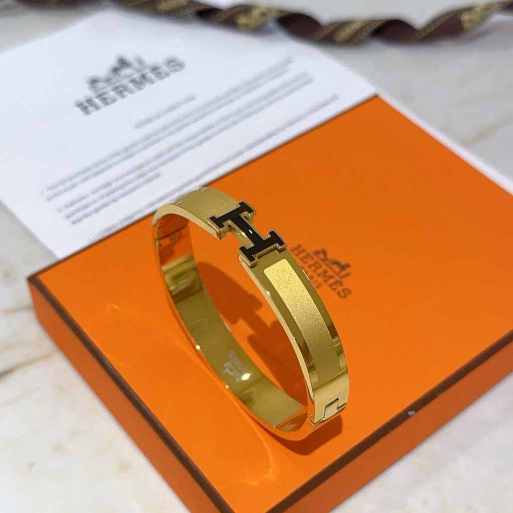 Hermès White Leather Gold-Tone H Bracelet - album image 7