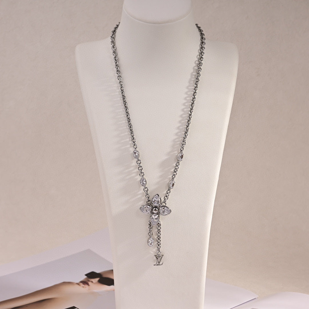 Louis Vuitton Clover Necklace - album image 5