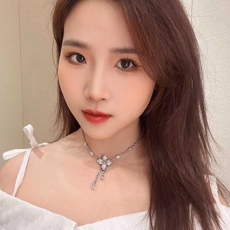 Louis Vuitton Clover Necklace - album image 2