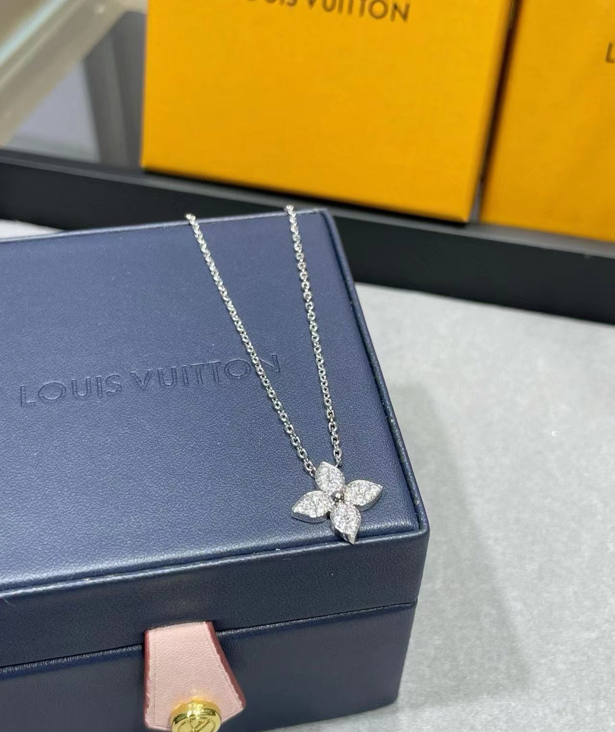 Louis Vuitton Clover Necklace - album image 6