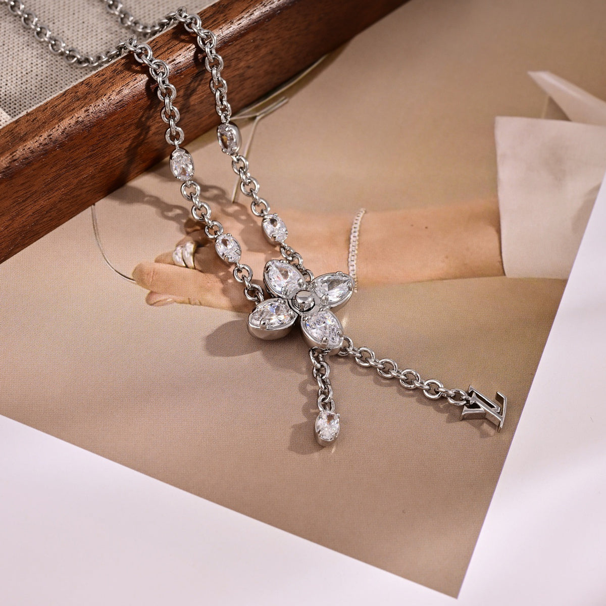 Louis Vuitton Clover Necklace - album image 3
