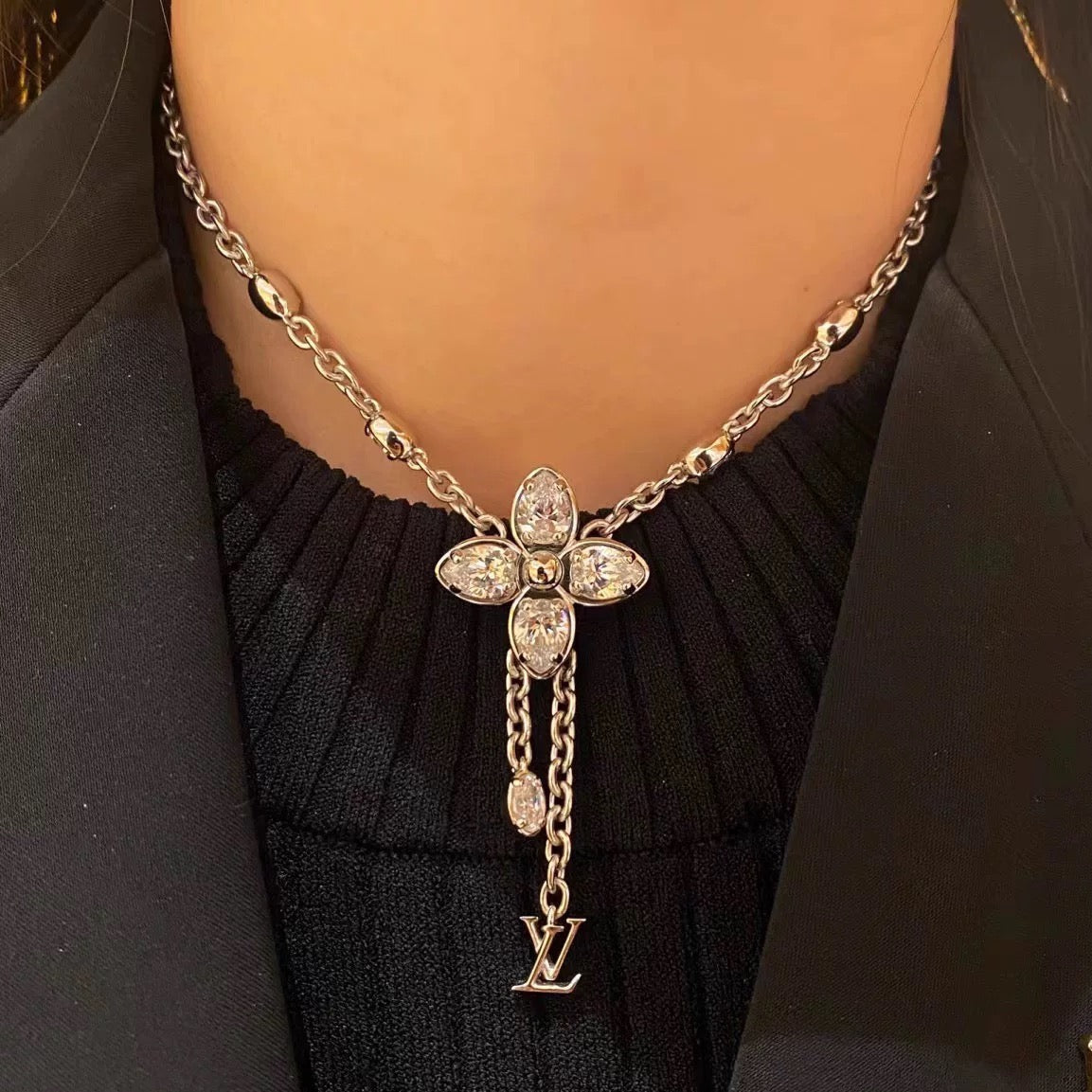 Louis Vuitton Clover Necklace - album image 5