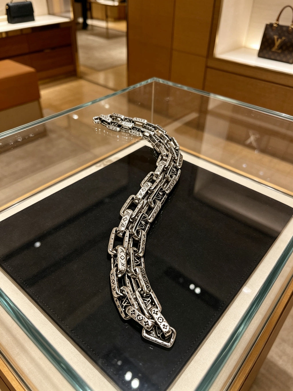 Louis Vuitton Silver-Tone Antiqued Chain Necklace - album image 8