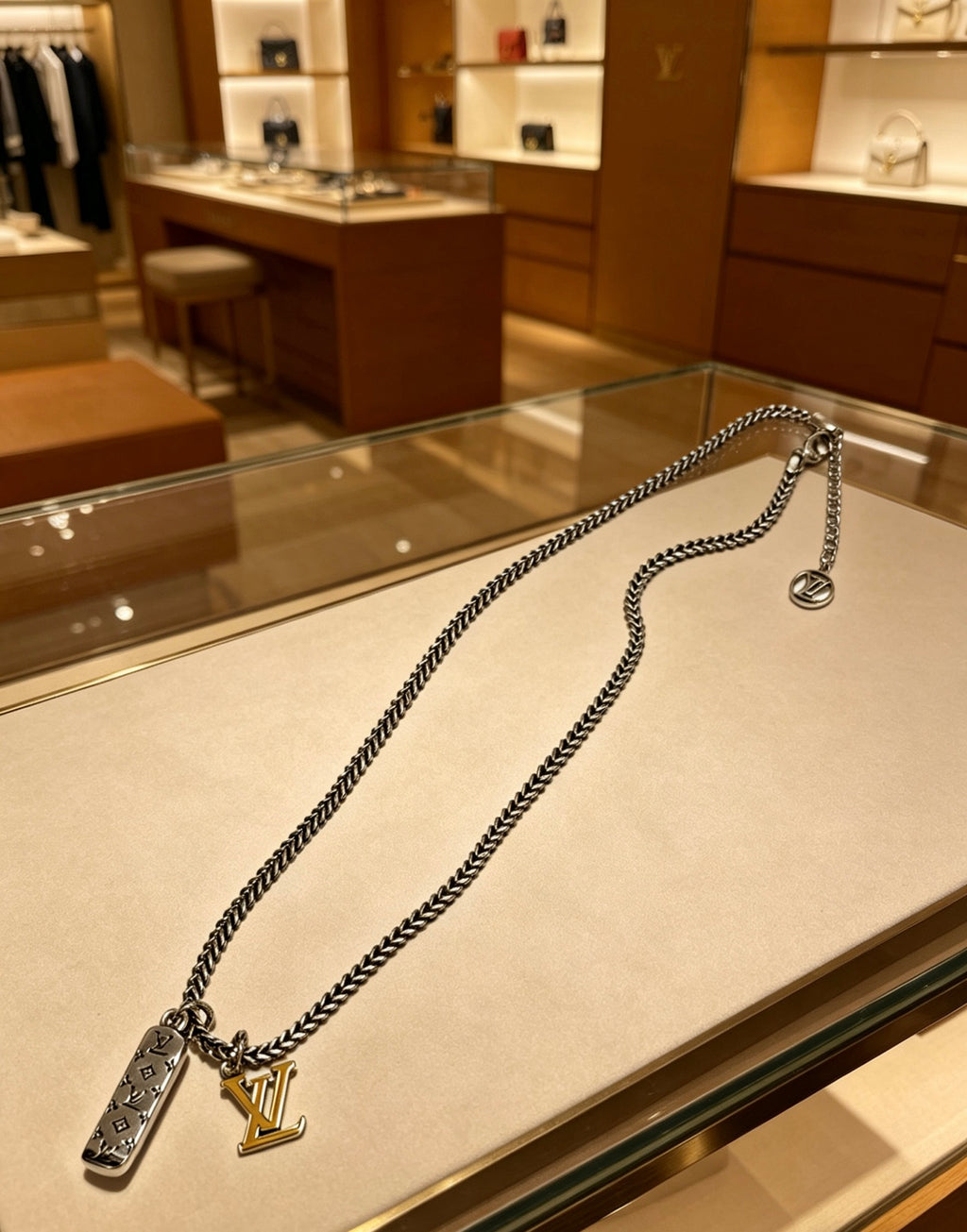 Louis Vuitton Silver-Tone Antiqued Chain Necklace - album image 8