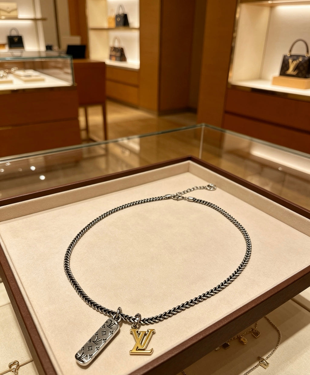 Louis Vuitton Silver-Tone Antiqued Chain Necklace - album image 9