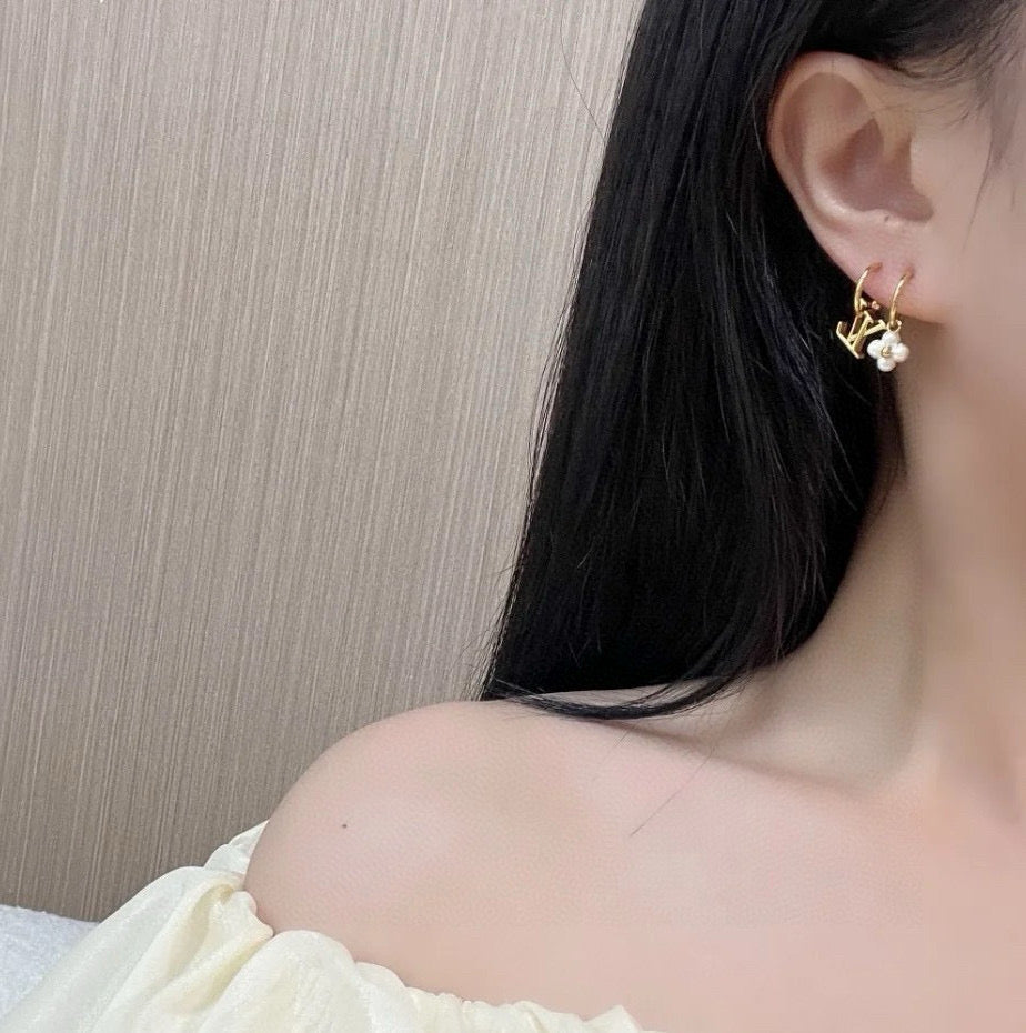 Louis Vuitton Clover LV Letter Earring Set - album image 6