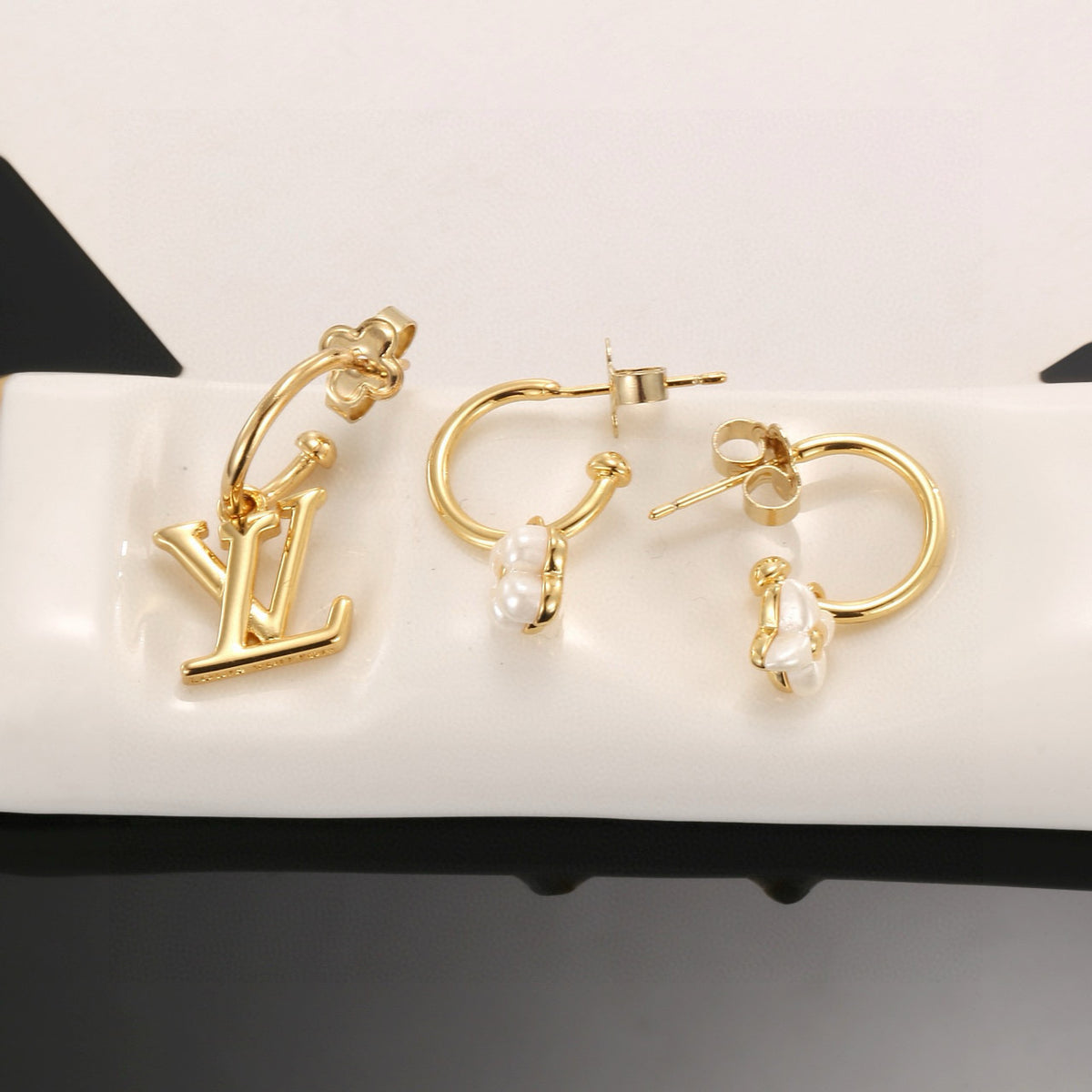 Louis Vuitton Clover LV Letter Earring Set - album image 3
