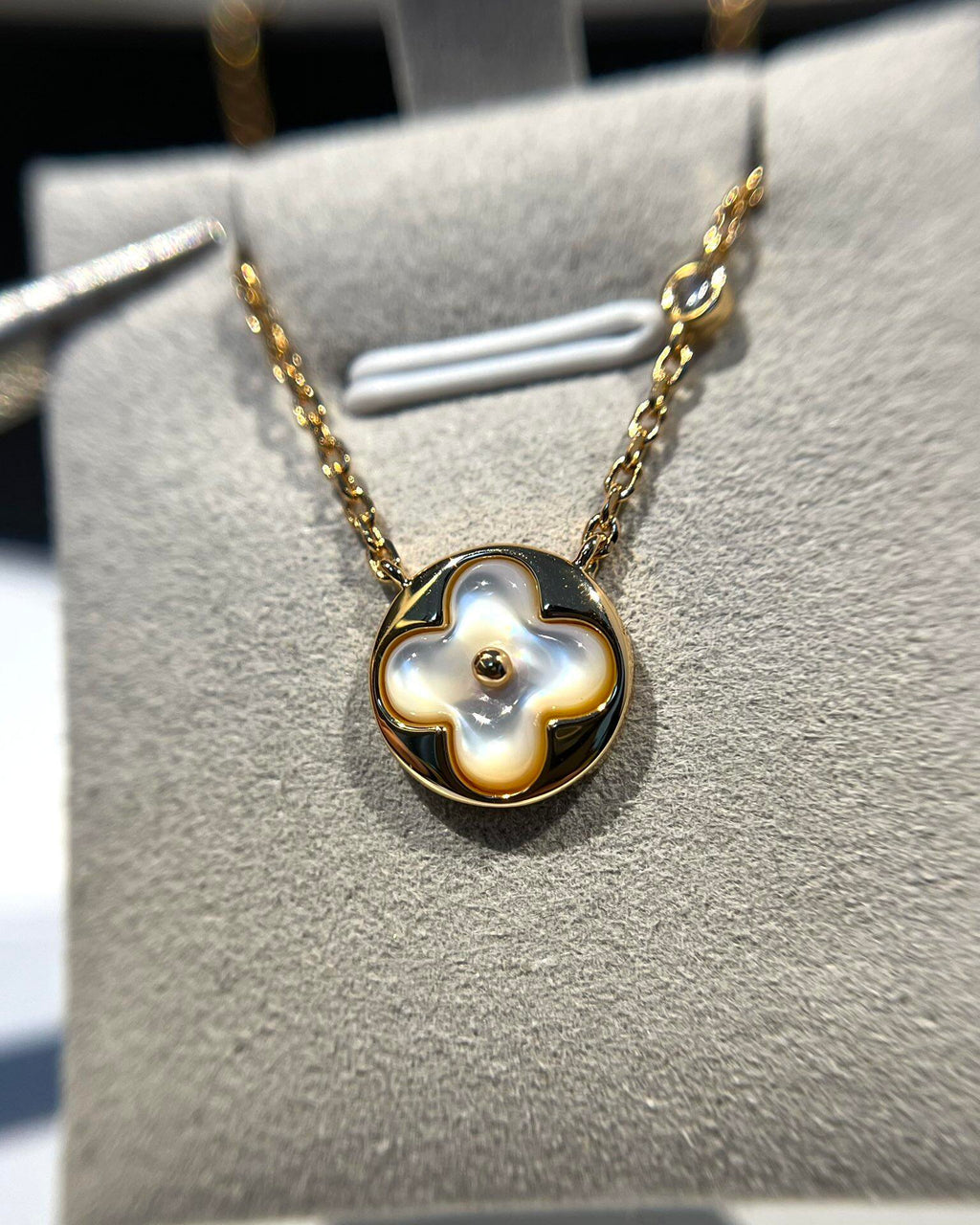 Louis Vuitton Single Flower Circular Necklace - album image 6