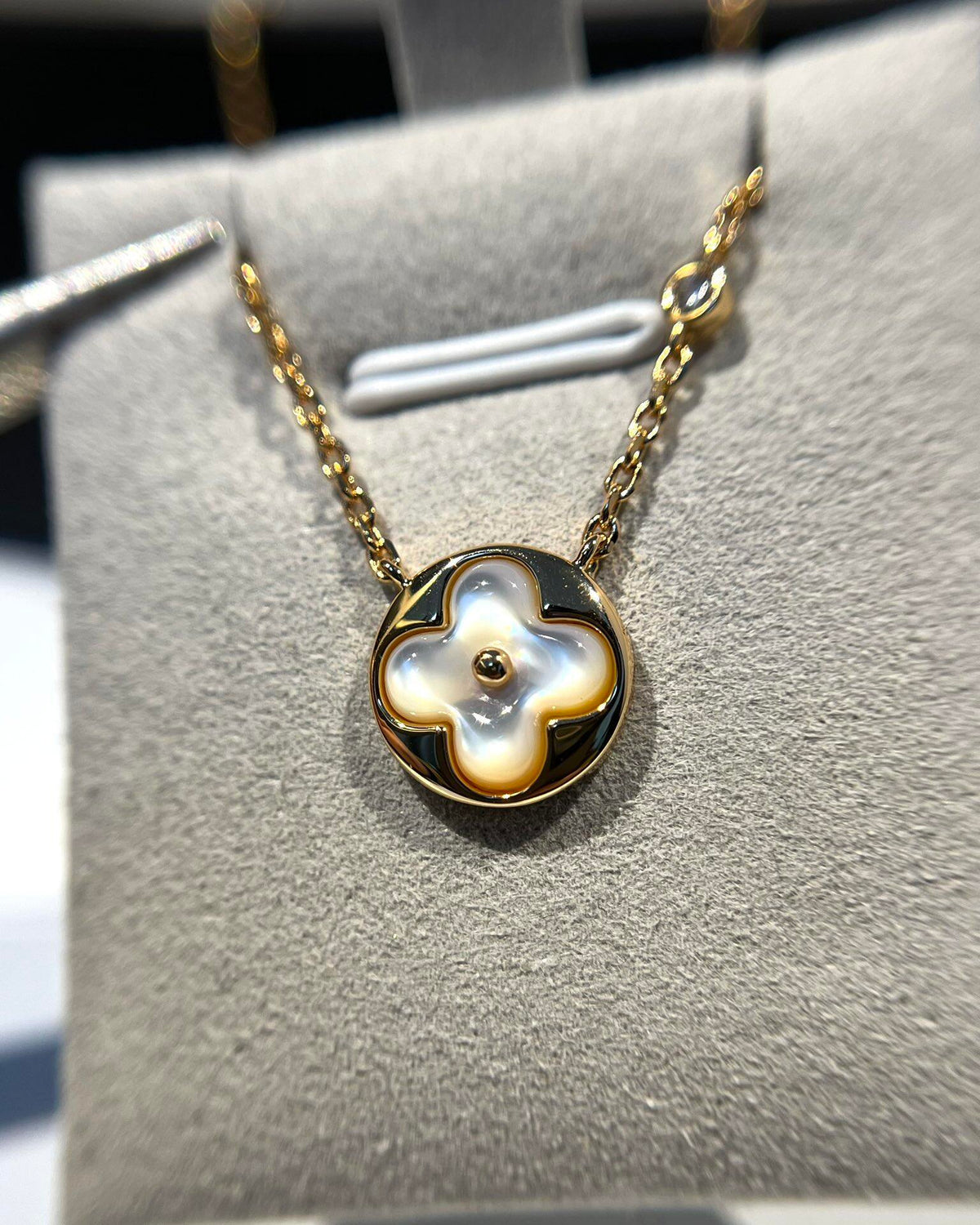 Louis Vuitton Single Flower Circular Necklace - album image 6