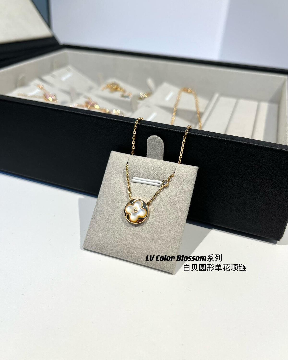 Louis Vuitton Single Flower Circular Necklace - album image 1