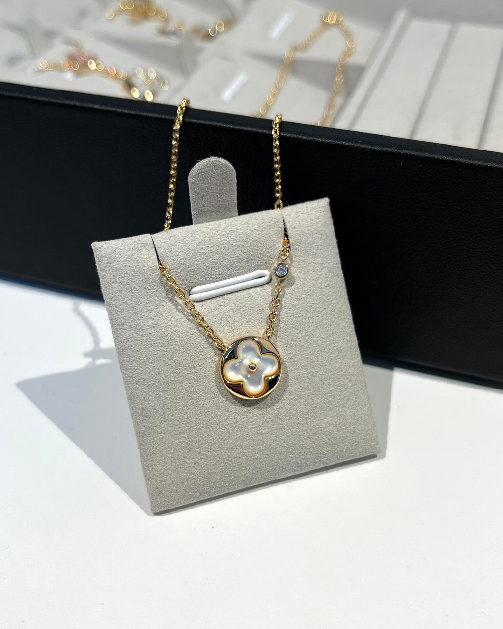 Louis Vuitton Single Flower Circular Necklace - album image 2