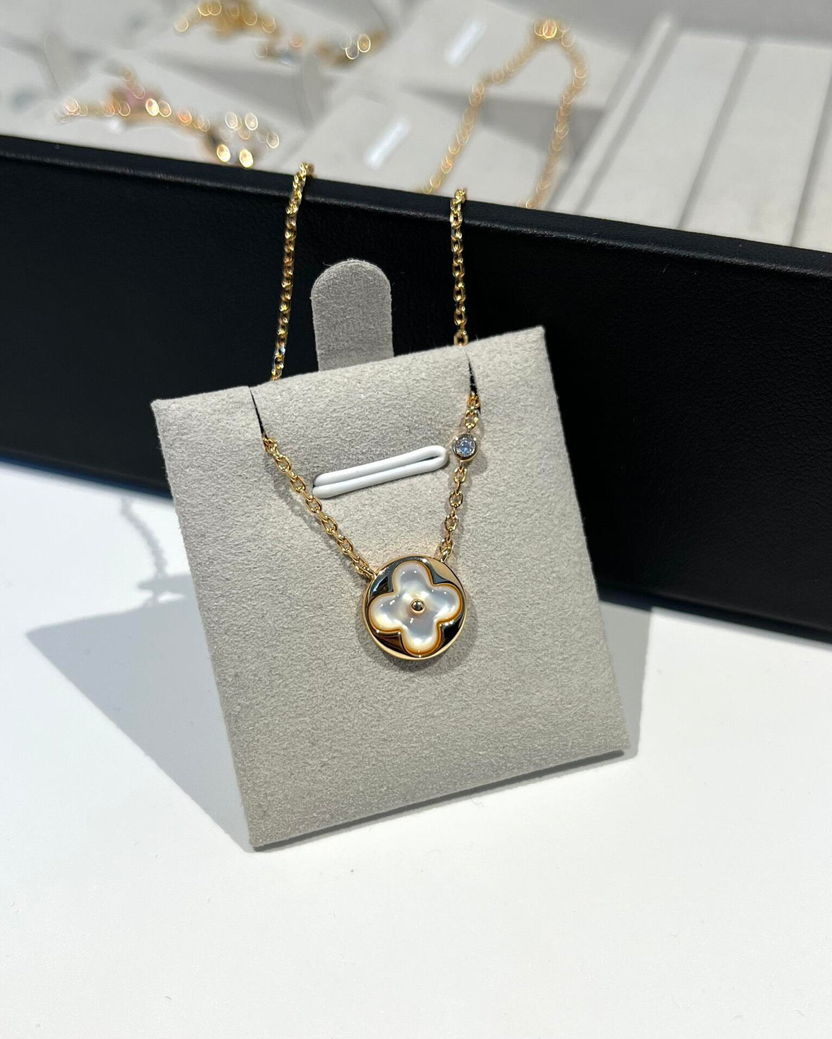 Louis Vuitton Single Flower Circular Necklace - album image 2