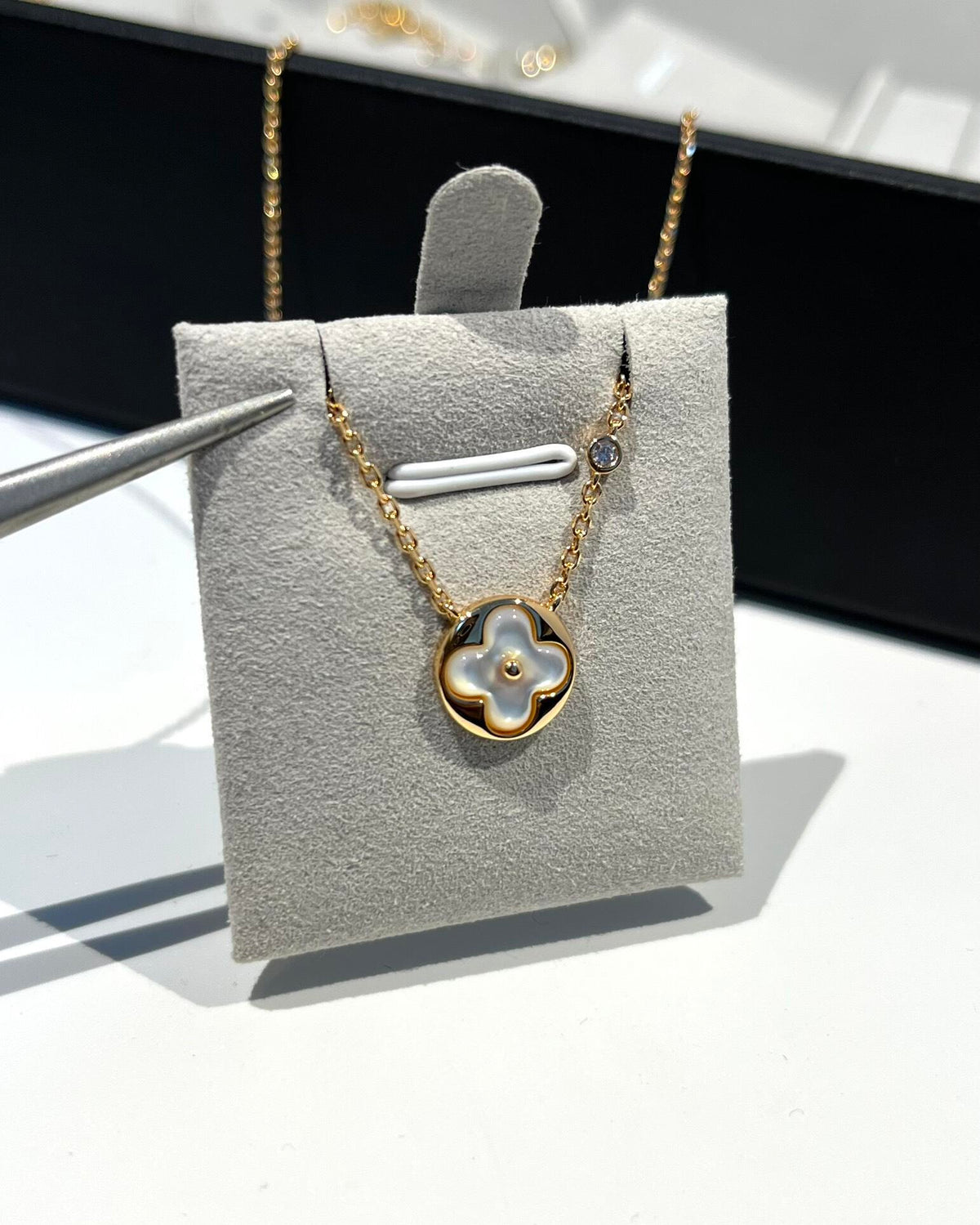 Louis Vuitton Single Flower Circular Necklace - album image 3